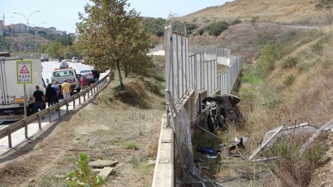 Pendik’te Otomobil 3 Metrelik Duvarı Aşıp Takla Attı, 2 Arkadaş Yaralandı
