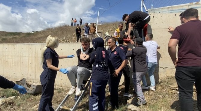 Pendik’te Otomobil 3 Metrelik Duvarı Aşıp Takla Attı, 2 Arkadaş Yaralandı