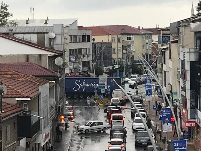 Sorumsuz Tır Şoförü Trafiği Kilitledi