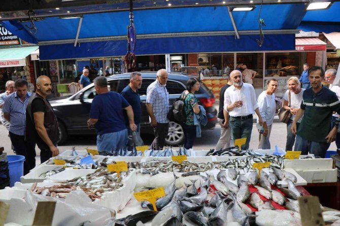 Şehir Dışından Samsun’a Gelen Misafirler Kasa Kasa Balıkla Dönüyor