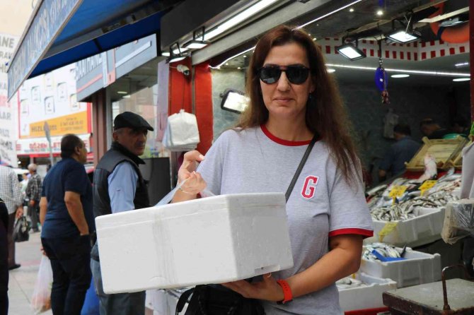 Şehir Dışından Samsun’a Gelen Misafirler Kasa Kasa Balıkla Dönüyor