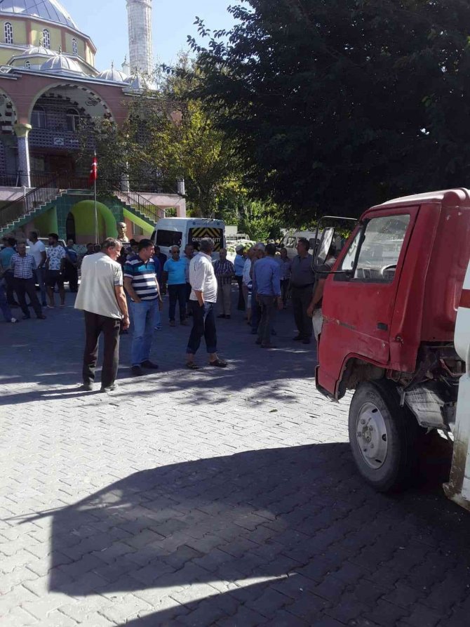 Söke’de Akaryakıt Tankeri Kıraathaneye Girdi: 2 Yaralı
