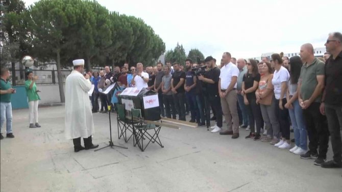 İ̇şten Çıkarılan İşçiler Tabutlu Eylem Yaptı, Gıyabi Cenaze Namazı Kıldı