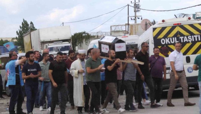 İ̇şten Çıkarılan İşçiler Tabutlu Eylem Yaptı, Gıyabi Cenaze Namazı Kıldı