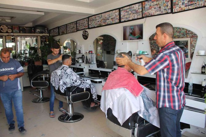 Topladığı Fotoğrafları Önce Aynada Biriktiriyor, Sonra Çerçeve Yaptırıp İş Yerinde Saklıyor