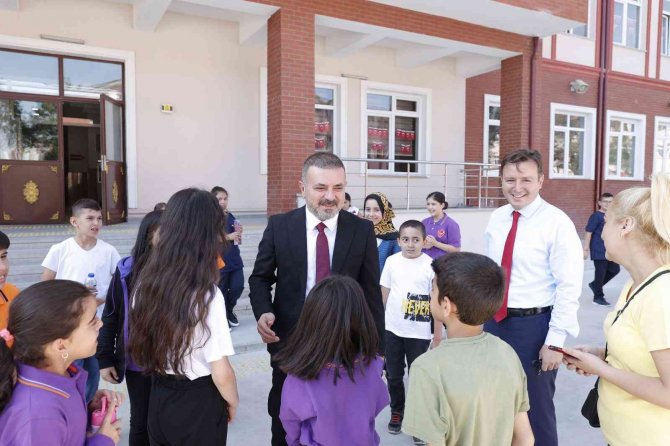 Sincan Belediye Başkanı Ercan Öğrencilerin İlk Ders Zili Heyecanına Ortak Oldu