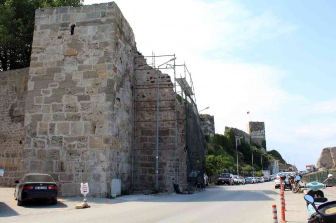 2 Bin 500 Yıllık Kale Surlarında Restorasyon