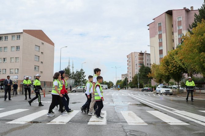 Öğrencilerin Güvenliği İçin Trafik İşaretleri Yenilendi