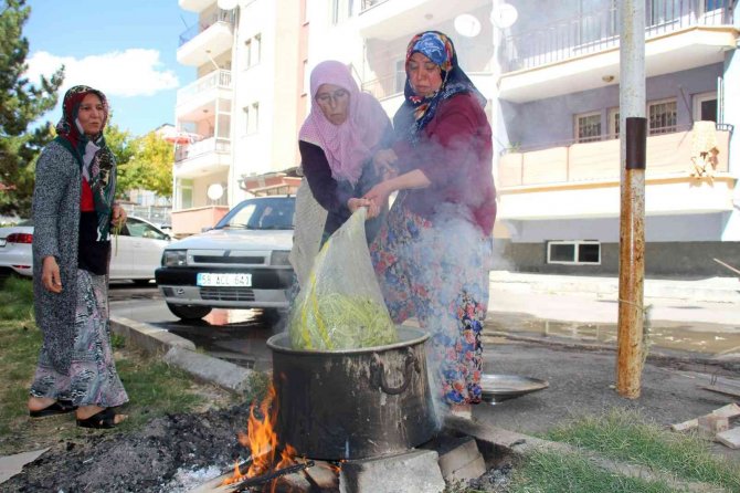 Sonbaharla Beraber Kadınların Turşu Mesaisi Başladı