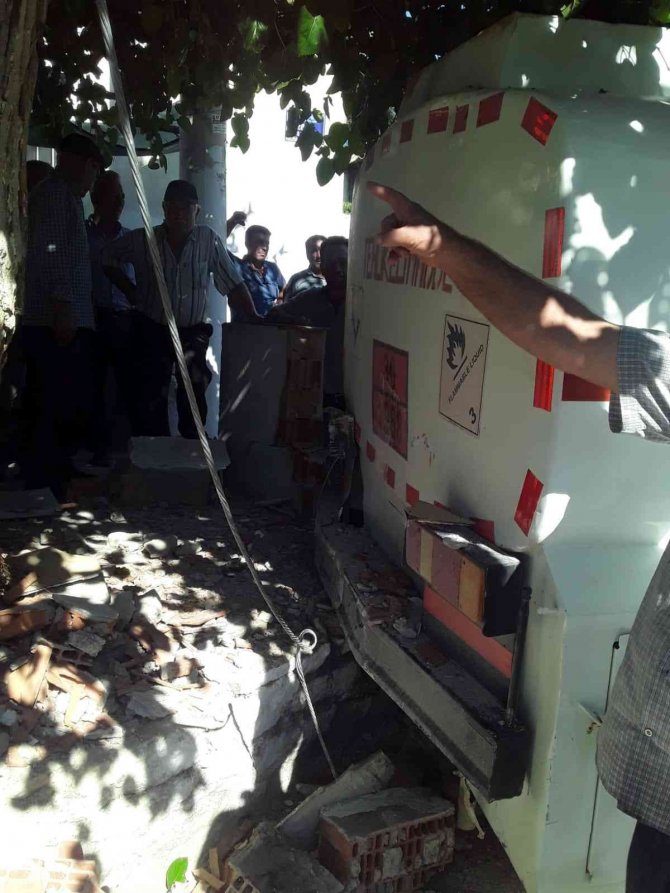 Söke’de Akaryakıt Tankeri Kıraathaneye Girdi: 2 Yaralı