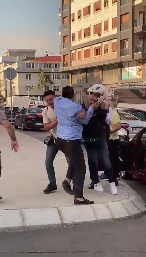 Kadıköy’de İ̇ett Şoförü İle Vatandaşın Kavgası: İ̇ett Şoförü Güçlükle Zapt Edildi
