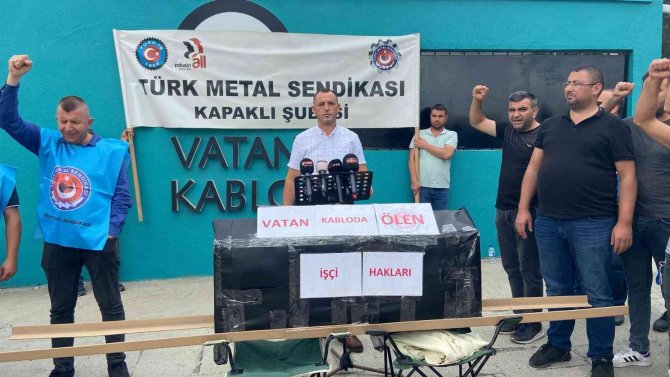 İ̇şten Çıkarılan İşçiler Tabutlu Eylem Yaptı, Gıyabi Cenaze Namazı Kıldı