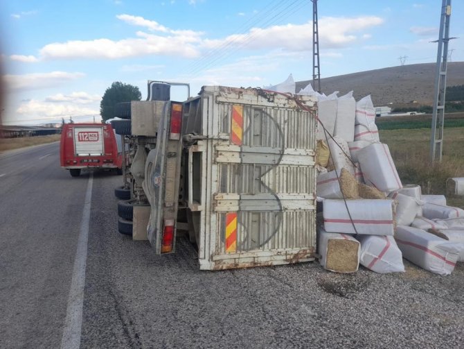 Saman Balyası Yüklü Kamyonet Devrildi: 1 Yaralı