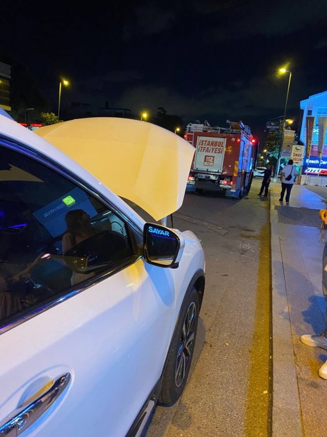 Motora Sıkışan Kediyi Önce Kurtardılar Sonra Sahiplendiler