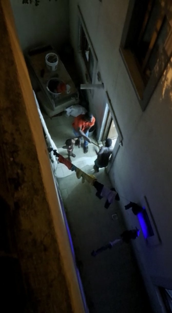 İ̇stanbul’da Evi Dağıtan Çocuklarını Sopayla Döven Baba Serbest Bırakıldı