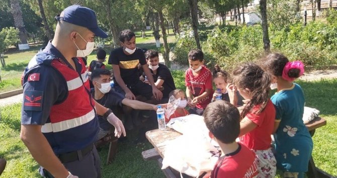 İ̇zmir’de Jandarma 794 Düzensiz Göçmen Ve 7 Organizatör Yakaladı