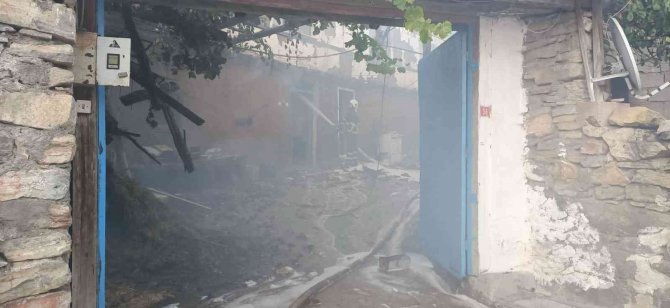 Yangın Diğer Evlere Sıçramadan Söndürüldü