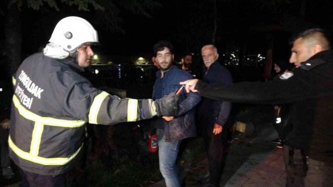 Adliye Binasının Önünde Üzerine Benzin Döküp Kendini Yakmaya Kalktı