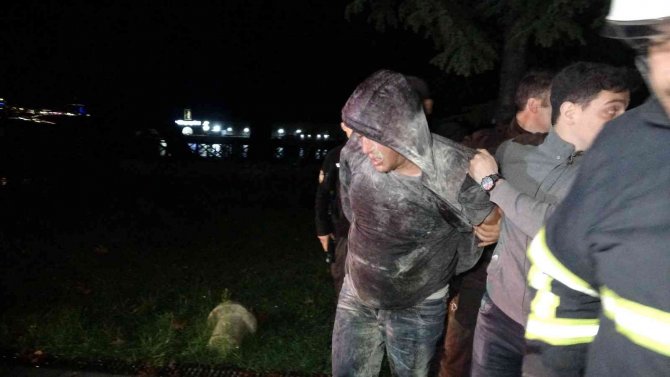 Adliye Binasının Önünde Üzerine Benzin Döküp Kendini Yakmaya Kalktı