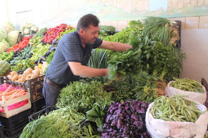 69 Yaşındaki Baba Bağda Üretiyor Genç Oğlu Tezgahta Satıyor