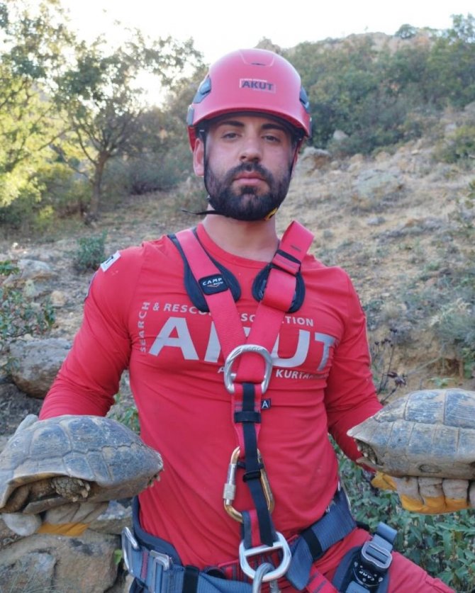 Kuyuda Mahsur Kalan Kaplumbağaları Akut Ekipleri Kurtardı