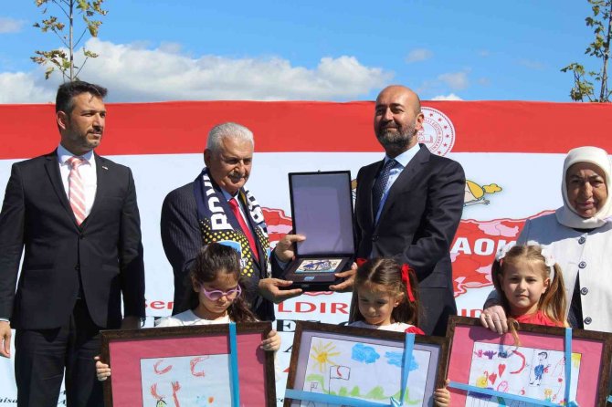 Binali Yıldırım: “20 Yıl Çalışırken Hep Şunu Söyledik, Yolları Böleriz Ama Türkiye’yi Böldürtmeyiz”