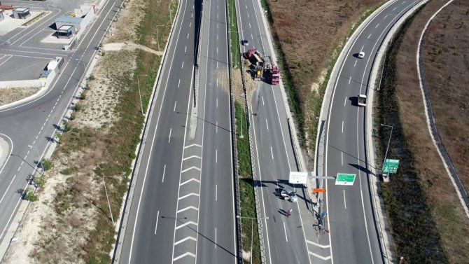 Arnavutköy’de Hafriyat Kamyonu Otomobile Çarpıp Yan Yattı