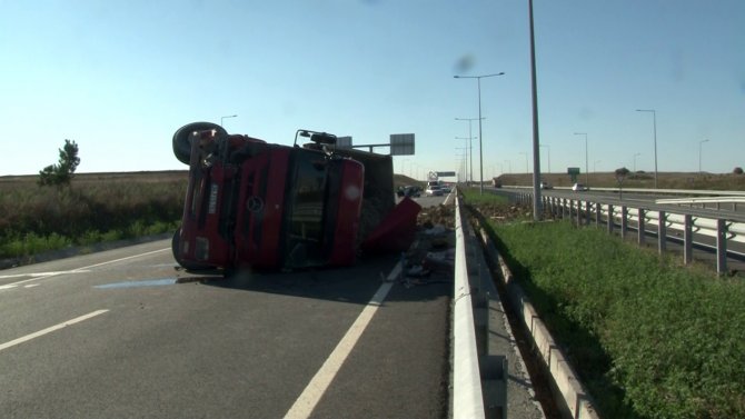 Arnavutköy’de Hafriyat Kamyonu Otomobile Çarpıp Yan Yattı