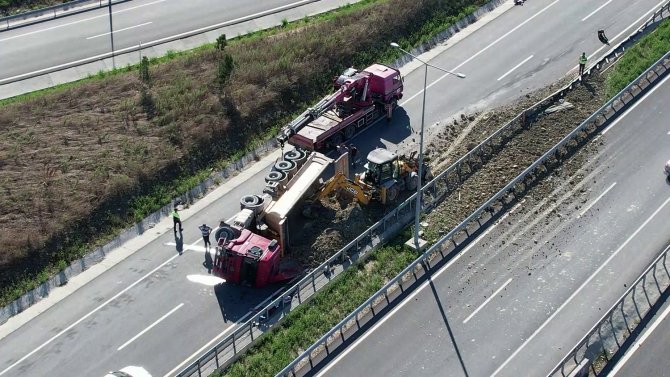 Arnavutköy’de Hafriyat Kamyonu Otomobile Çarpıp Yan Yattı