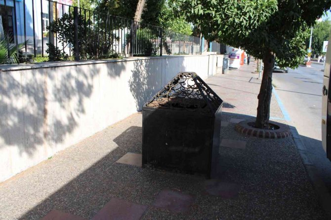 Her Gün Binlerce Kişi Yanından Geçiyor Ama Kimse Ne Olduğunu Bilmiyor