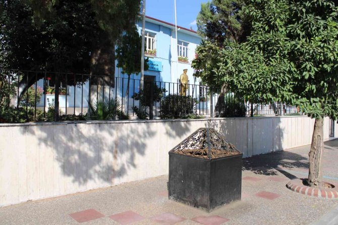 Her Gün Binlerce Kişi Yanından Geçiyor Ama Kimse Ne Olduğunu Bilmiyor