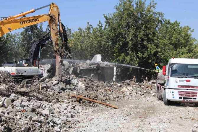İ̇luh Deresi Kentsel Dönüşüm Alanında 1. Etapta Yıkım Çalışmaları Sürüyor