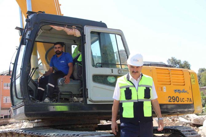 İ̇luh Deresi Kentsel Dönüşüm Alanında 1. Etapta Yıkım Çalışmaları Sürüyor