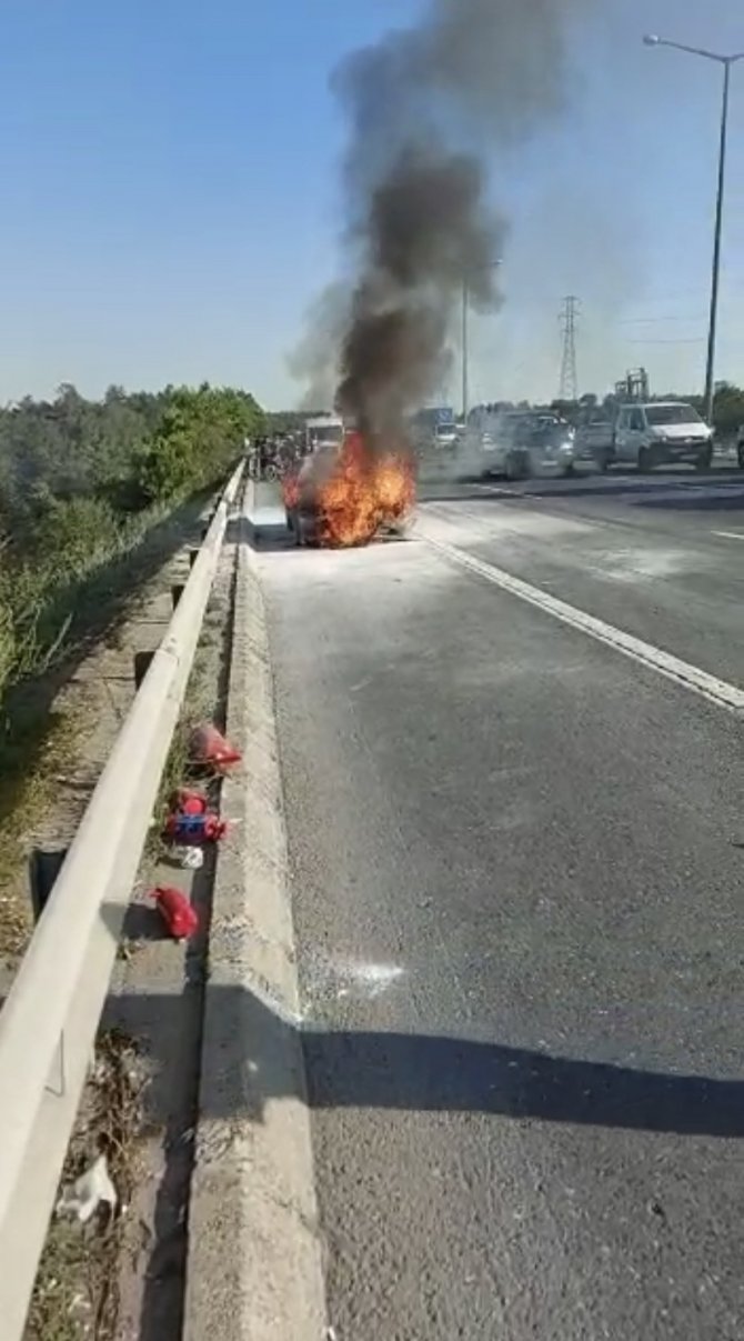 Beykoz Tem Otoyolu’nda Otomobil Alev Alev Yandı