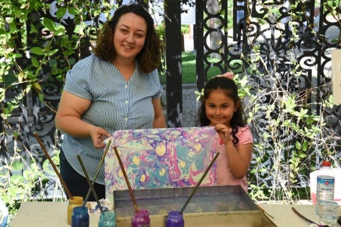 Çocuklar Tarih Şeridi’nde Ebru Ve Hat Sanatı İle Tanıştı