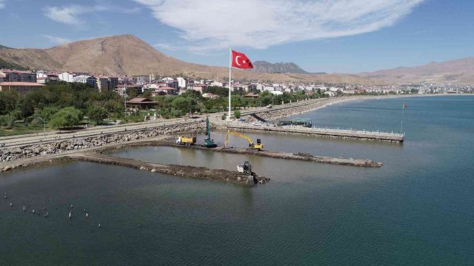 Van Gölü Dip Çamurundan Temizleniyor