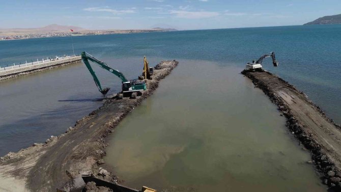 Van Gölü Dip Çamurundan Temizleniyor