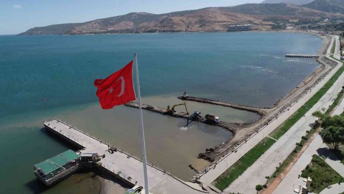 Van Gölü Dip Çamurundan Temizleniyor