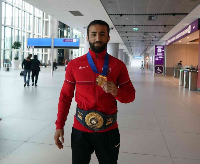 Dünya Şampiyonu Olan Grekoromen Milli Takımı Türkiye’ye Döndü