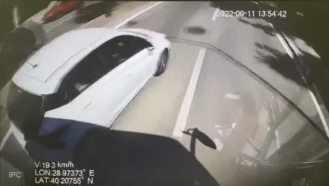 Otobüs Şoförüyle Otomobil Sürücüsünün Sopalı Kavgasını Vatandaşlar Ayırdı