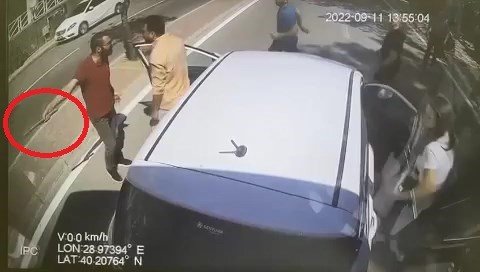 Otobüs Şoförüyle Otomobil Sürücüsünün Sopalı Kavgasını Vatandaşlar Ayırdı