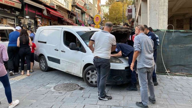 Yavru Kediye Çifte Kurtarma Operasyonu