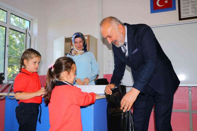 Çiftlikköy Belediyesi’nden 700 Öğrenciye Eğitim Seti Hediyesi