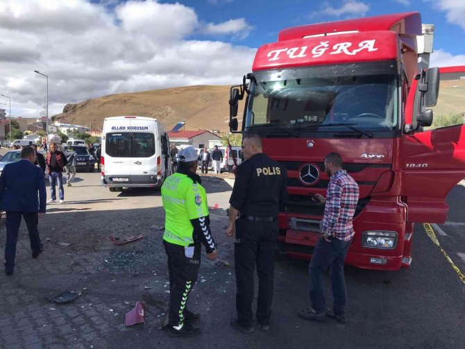 Çıldır’da Öğrenci Servisi İle Tır Çarpıştı