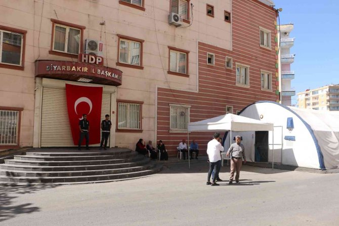 Evlat Nöbetindeki Babadan Oğluna Çağrı: "Fırsat Bulduğun An Kaç Gel"