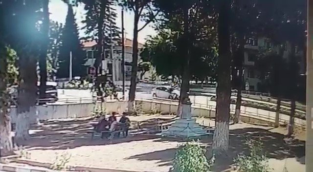 Elektrikli Bisikletteki 2 Kişinin Yaralandığı Kaza Anının Görüntüleri Ortaya Çıktı
