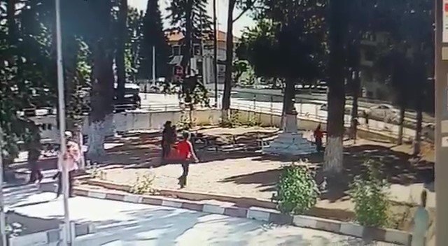 Elektrikli Bisikletteki 2 Kişinin Yaralandığı Kaza Anının Görüntüleri Ortaya Çıktı