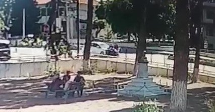 Elektrikli Bisikletteki 2 Kişinin Yaralandığı Kaza Anının Görüntüleri Ortaya Çıktı