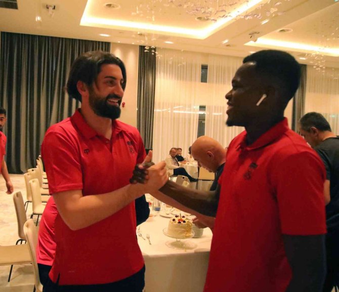 Sivasspor’da Kaleci Muammer İçin Sürpriz Doğum Günü Kutlaması
