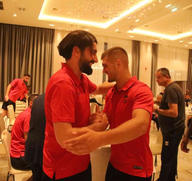 Sivasspor’da Kaleci Muammer İçin Sürpriz Doğum Günü Kutlaması